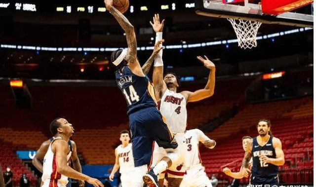  锡安暴力隔扣致篮板破裂事件  