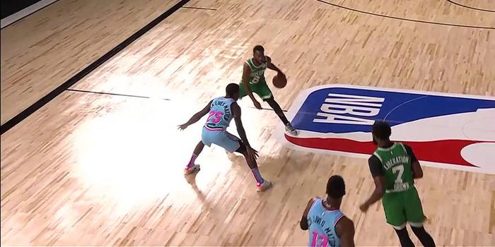  阿德巴约制霸内线热火力克猛龙斩获四连胜佳绩